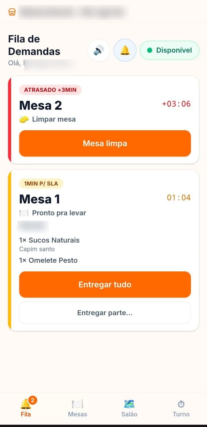 Tela de Fila de Demandas do garçom no celular: cada mesa com o que fazer agora — limpar mesa, levar o pedido pronto — priorizada por SLA