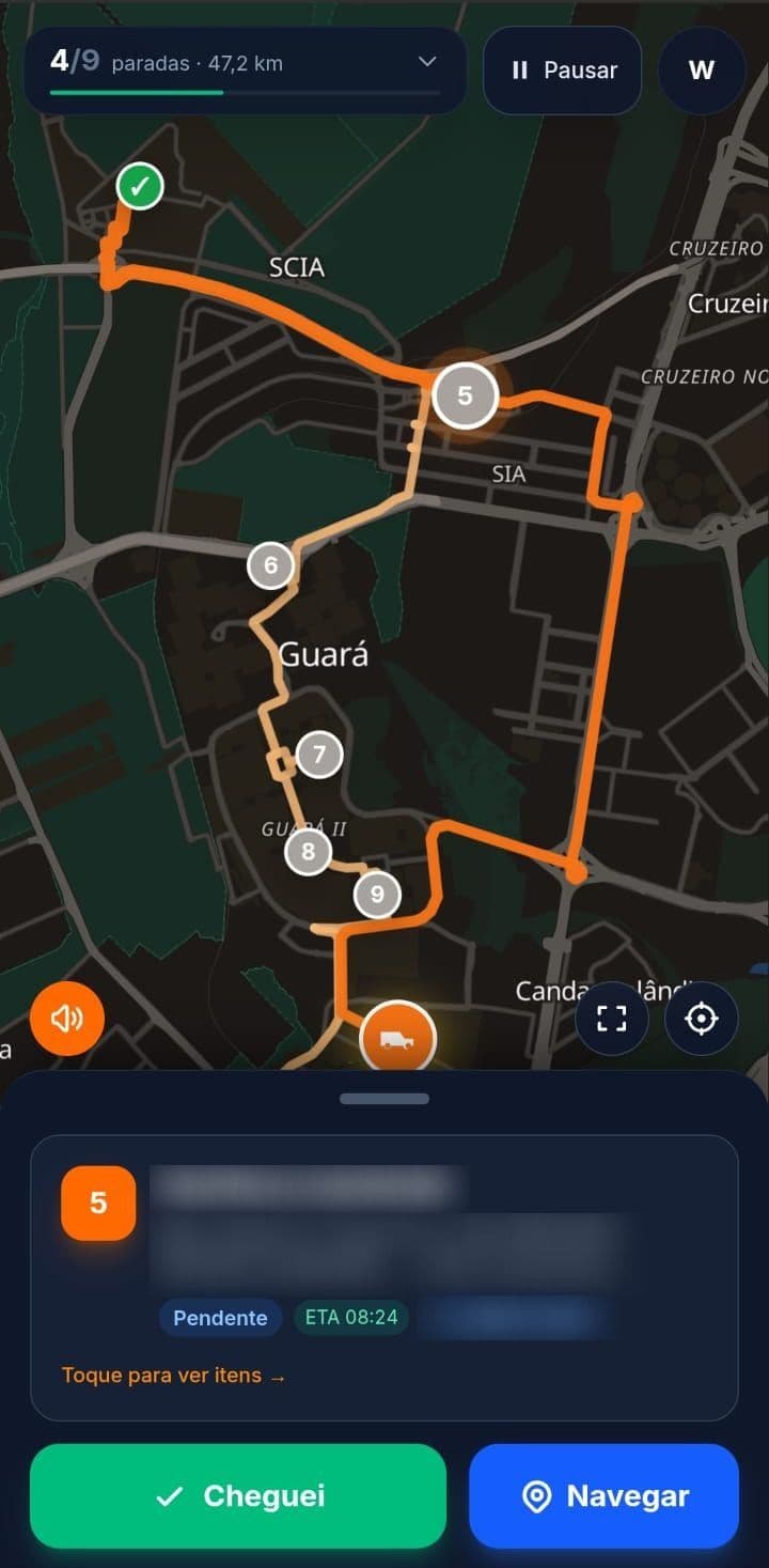 App do motorista com a rota do dia parada a parada, a distância restante e os botões de cheguei e navegar
